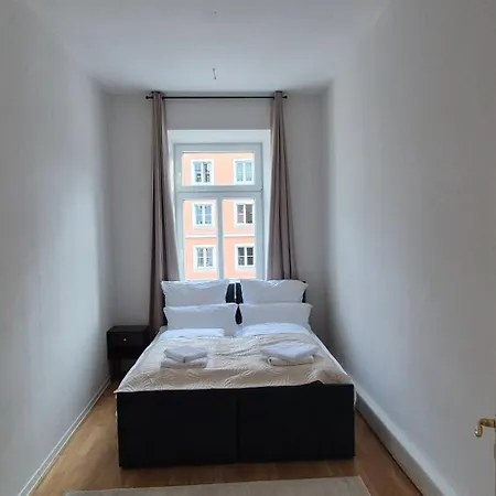 Large 110 Qm In Very Cetral Location 1 To 12 Guests Apartment Munich